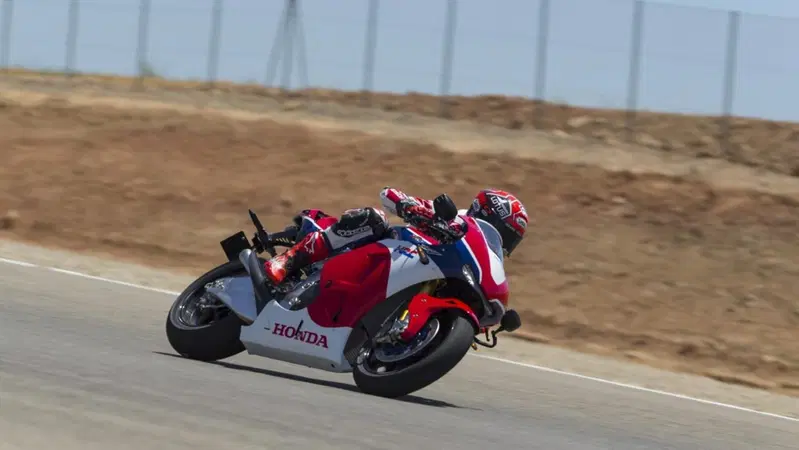 Marquez in pista con la Honda RC213V-S 