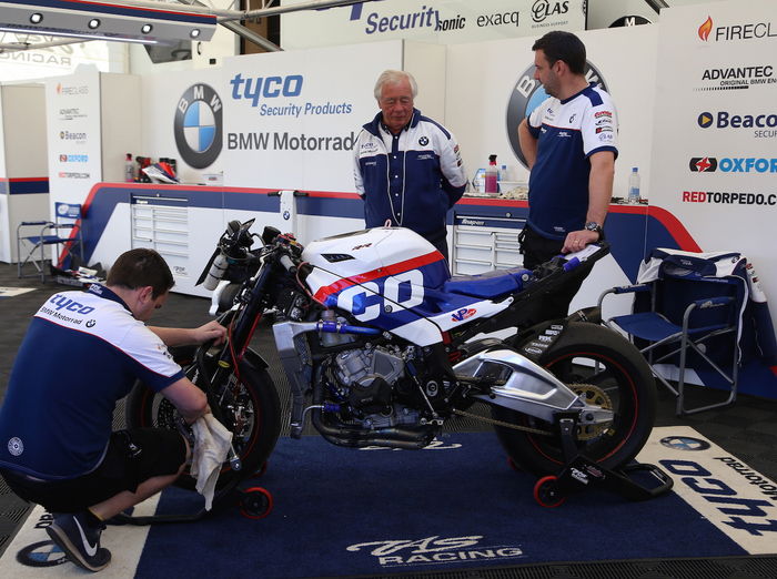 I tecnici di Martin al lavoro sulla BMW S1000RR sotto l'occhio del team manager Neill