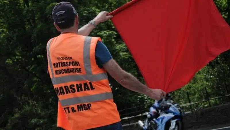 Incidente al TT, interrotta la Senior. Bandiera rossa all'Isola di Man 