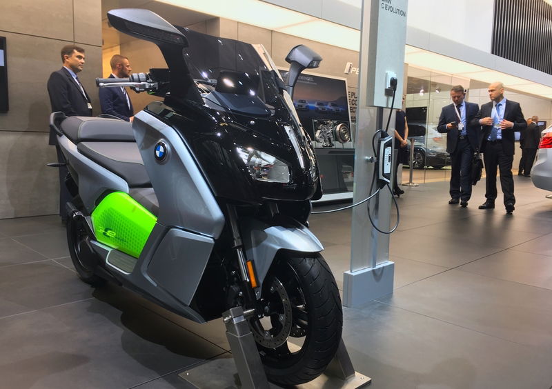 BMW C Evolution Long Range 2017 al Salone di Parigi, prezzo e dati