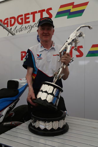 Clive Padgett solleva orgoglioso il trofeo vinto da Anstey in Superbike