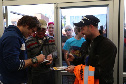 Con la dovuta educazione, anche un autografo da Martin è possibile