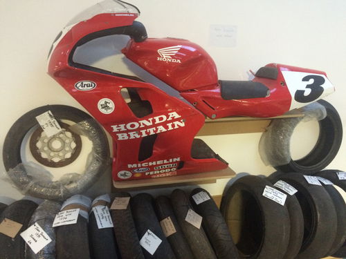 Una moto di Joey Dunlop composta con carene e pneumatici