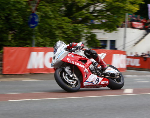 Michael Dunlop, protagonista di un polemico ritorno in BMW dopo l'inizio con Yamaha