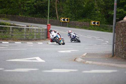 Bruce Anstey si difende dagli attacchi di Michael Rutter