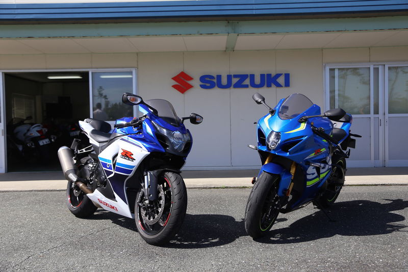 La nuova GSX-R 1000R a fianco del modello attuale sulla pista di prova di Ryuyo, in Giappone