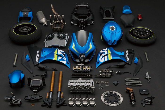 Tutte le componenti della nuova Suzuki GSX-R 1000R. Si notino le sospensioni Showa più raffinate rispetto alla moto base 