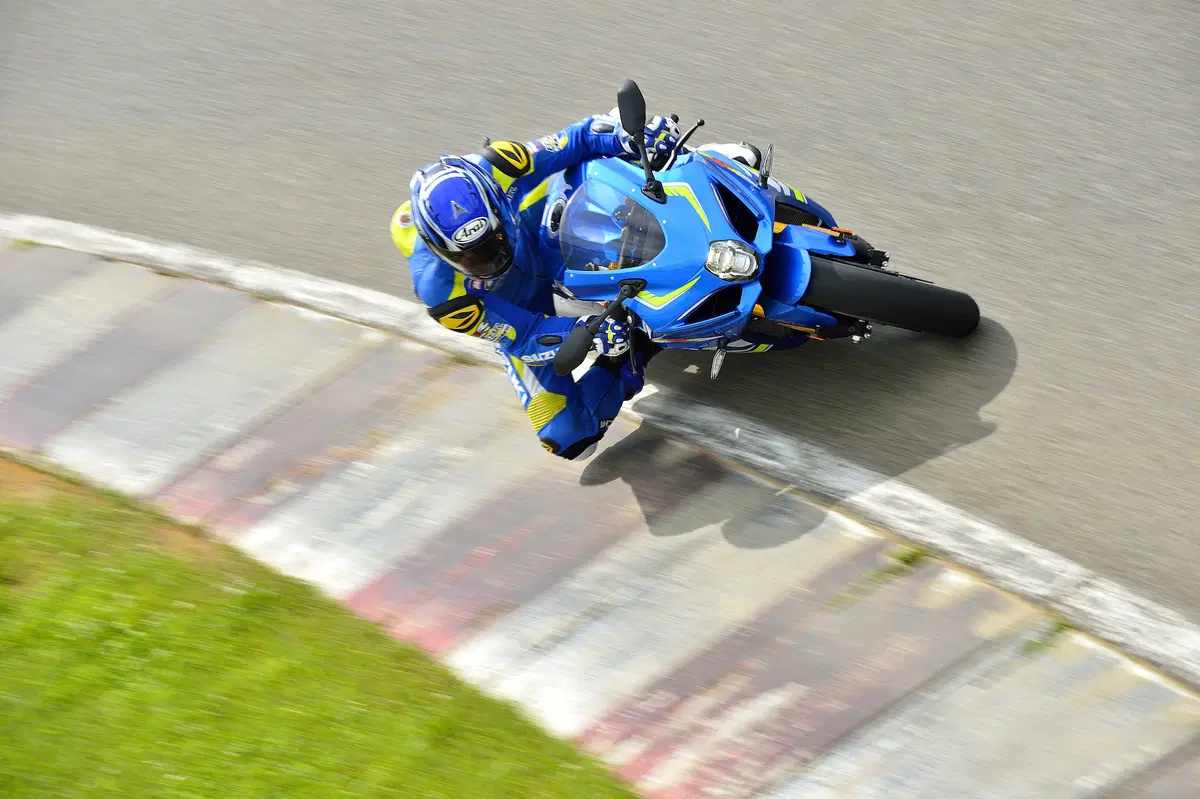 Suzuki GSX-R1000 e GSX-1000R 2017 ad Intermot 2016: foto e dati (13)