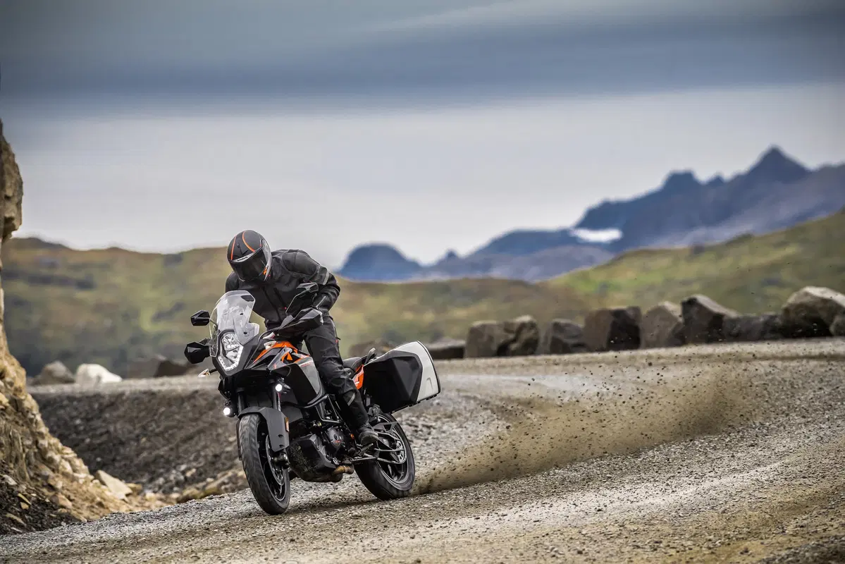 KTM 1090 Adventure 2017: 1.050 cc ma più cavalli
