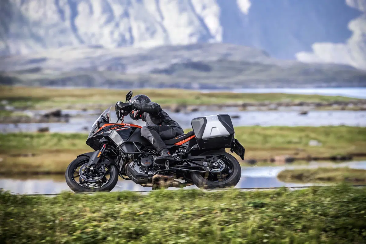 KTM 1090 Adventure 2017: 1.050 cc ma più cavalli (2)
