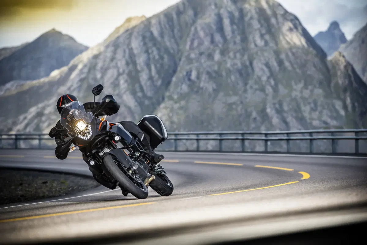 KTM 1090 Adventure 2017: 1.050 cc ma più cavalli (3)