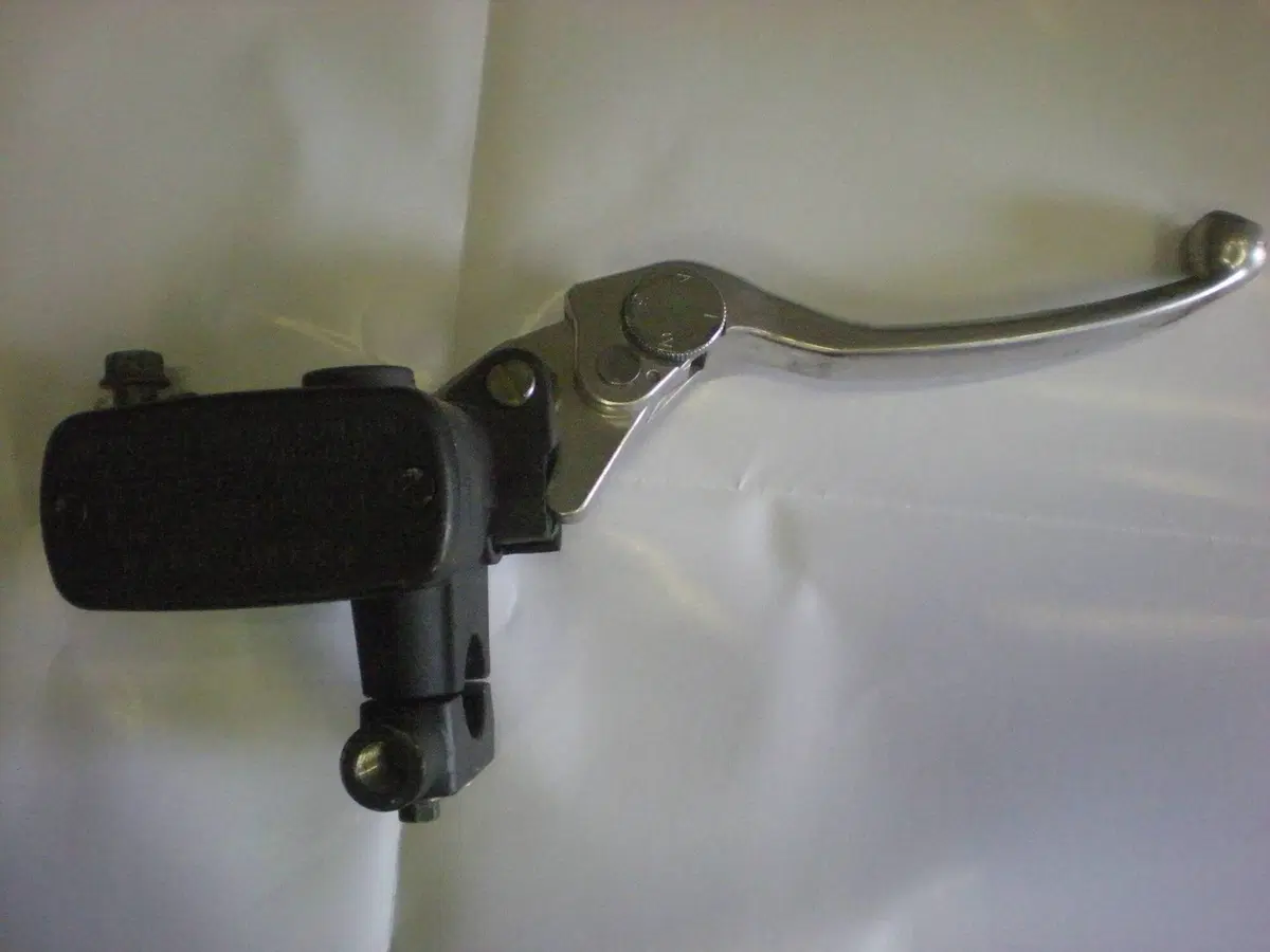 CORPO POMPA FRENO + LEVA Kymco (2)