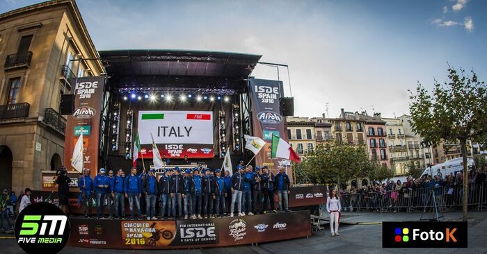 La nazionale italiana nella festa pre-gara