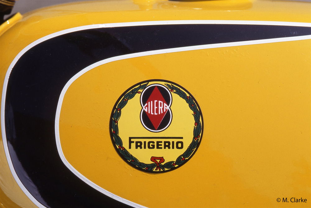 Il logo dei fratelli Frigerio abbinato a quello della Gilera sul serbatoio di una splendida special da cross di loro produzione. Il sodalizio è durato anni e ha dato frutti eccellenti