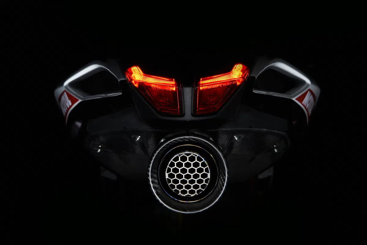 MV Agusta F4 RC, la replica da 212 cv  (16)