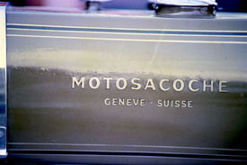 Letteralmente Motosacoche significa moto-tasca e infatti questa casa ha iniziato la sua attività costruendo un motore ausiliario che veniva alloggiato in una specie di “sacca” in lamiera