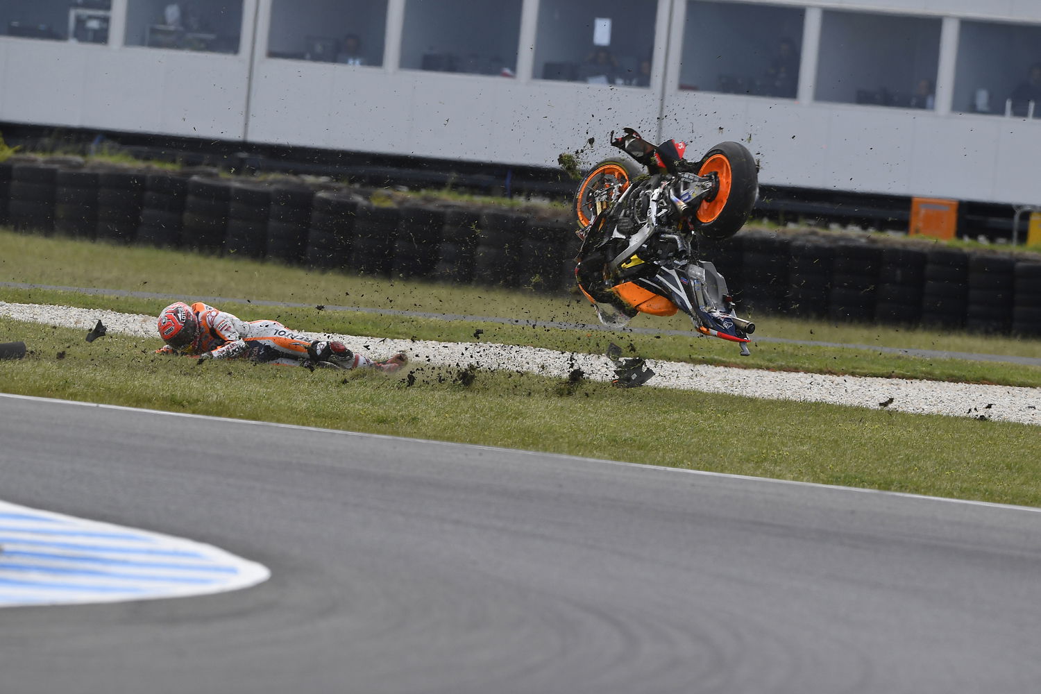 MotoGP, Australia 2016. FOTO - La caduta di Márquez 