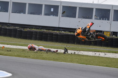 MotoGP, Australia 2016. FOTO - La caduta di Márquez  (2)