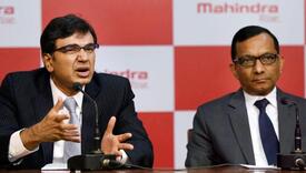 Il presidente di Mahindra Rajesh Jejurikar (a sinistra) e il direttore esecutivo Pawan Goenka alla conferenza stampa che ha annunciato l'acquisizione di BSA