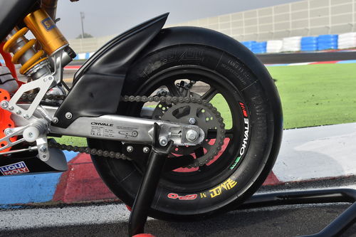 Il forcellone in alluminio a sezione variabile con mono Ohlins