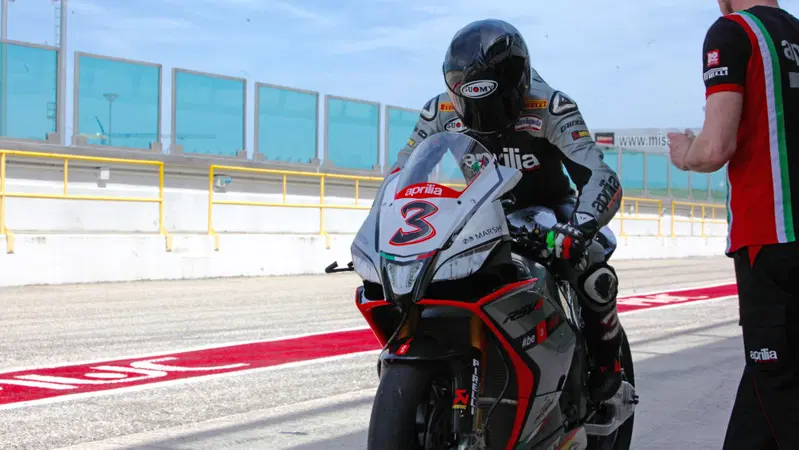 SBK 2015 a Misano. Biaggi in pista, un avversario in pi&ugrave; per Rea 