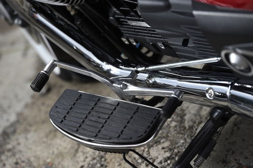 Le pedane floorboard e il cambio a bilanciere: imprescindibili su una moto che porta questo nome