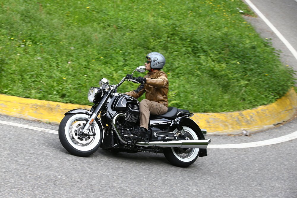 La Moto Guzzi Eldorado &egrave; capace di una guida dinamica, limitata solo dall&#039;altezza delle pedane