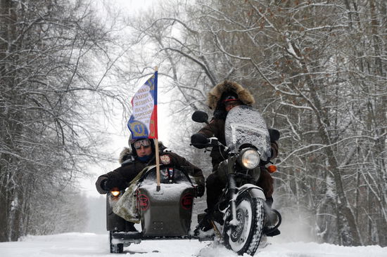 A bordo del sidecar, nell'inverno russo, con la bandiera napoleonica a sventolare (photo ©Thomas Goisque)