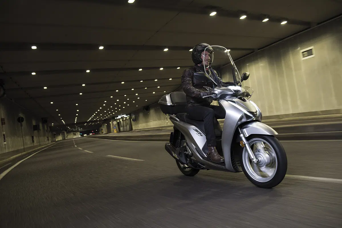 Honda SH 125i e SH 150i 2017 a EICMA 2016: foto e dati EMBARGATI (15)