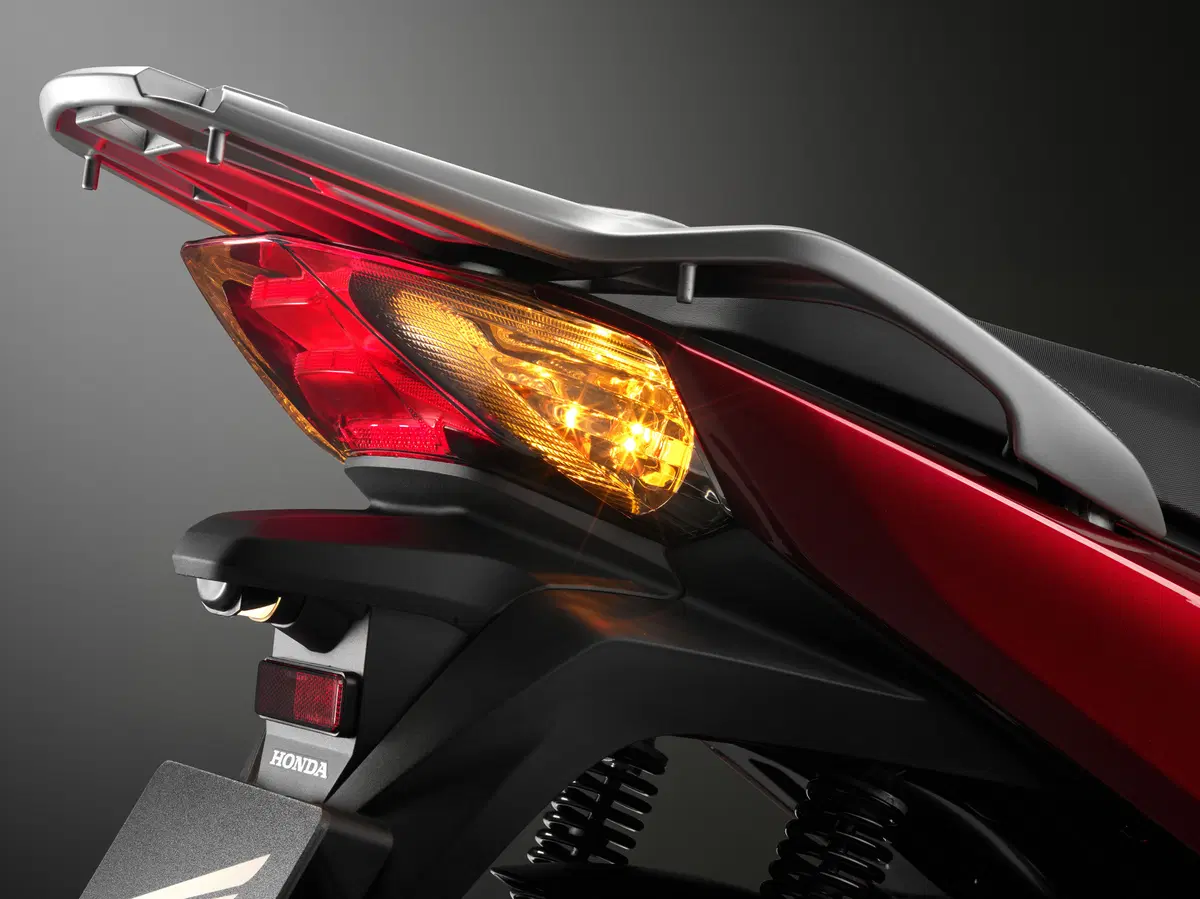 Honda SH 125i e SH 150i 2017 a EICMA 2016: foto e dati EMBARGATI (10)
