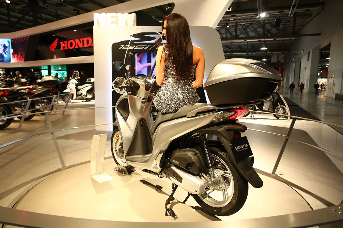 Honda SH 125i e SH 150i 2017 a EICMA 2016: foto e dati EMBARGATI (3)