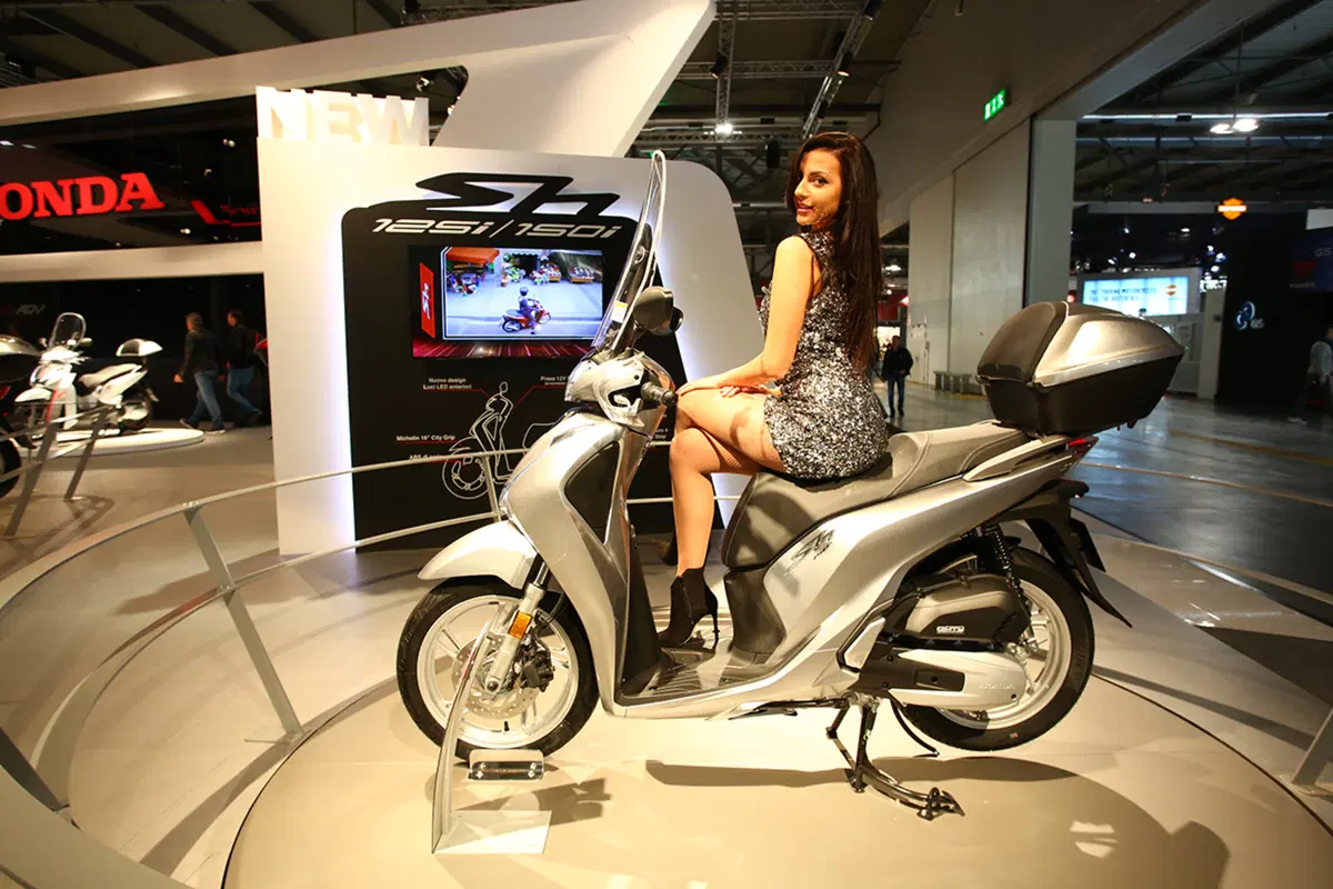 Honda SH 125i e SH 150i 2017 a EICMA 2016: foto e dati EMBARGATI (4)