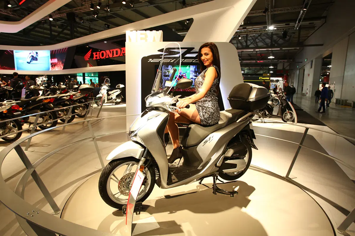 Honda SH 125i e SH 150i 2017 a EICMA 2016: foto e dati EMBARGATI (5)