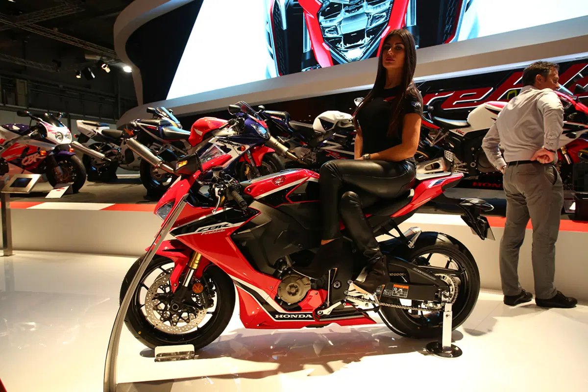 Honda CBR 1000RR Fireblade 2017 a EICMA 2016: foto e dati EMBARGO (4)