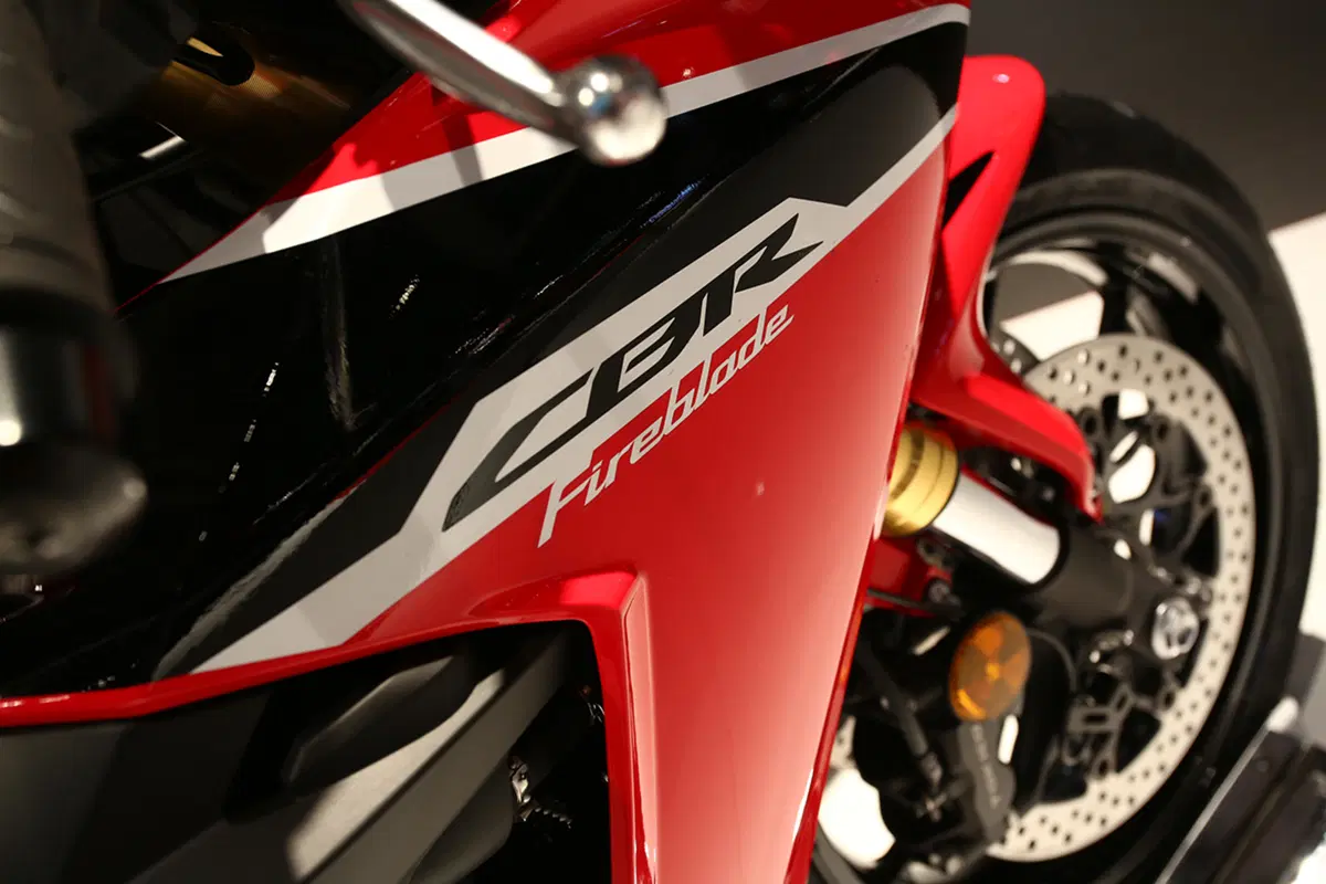Honda CBR 1000RR Fireblade 2017 a EICMA 2016: foto e dati EMBARGO (5)