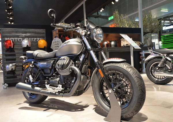 Moto Guzzi V9 2017 a Eicma. Foto e dati