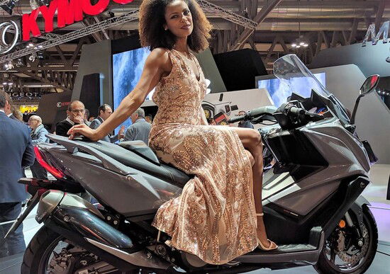 Novità Kymco 2017: AK 550, People S e Like con strumentazione Noodoe