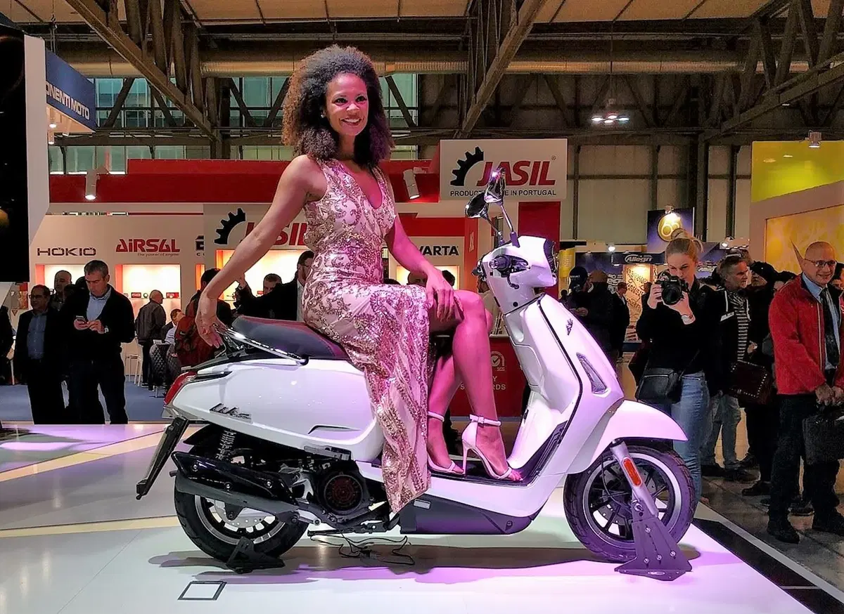 Novità Kymco 2017: AK 500, People S e Like con strumentazione Noodoe (7)