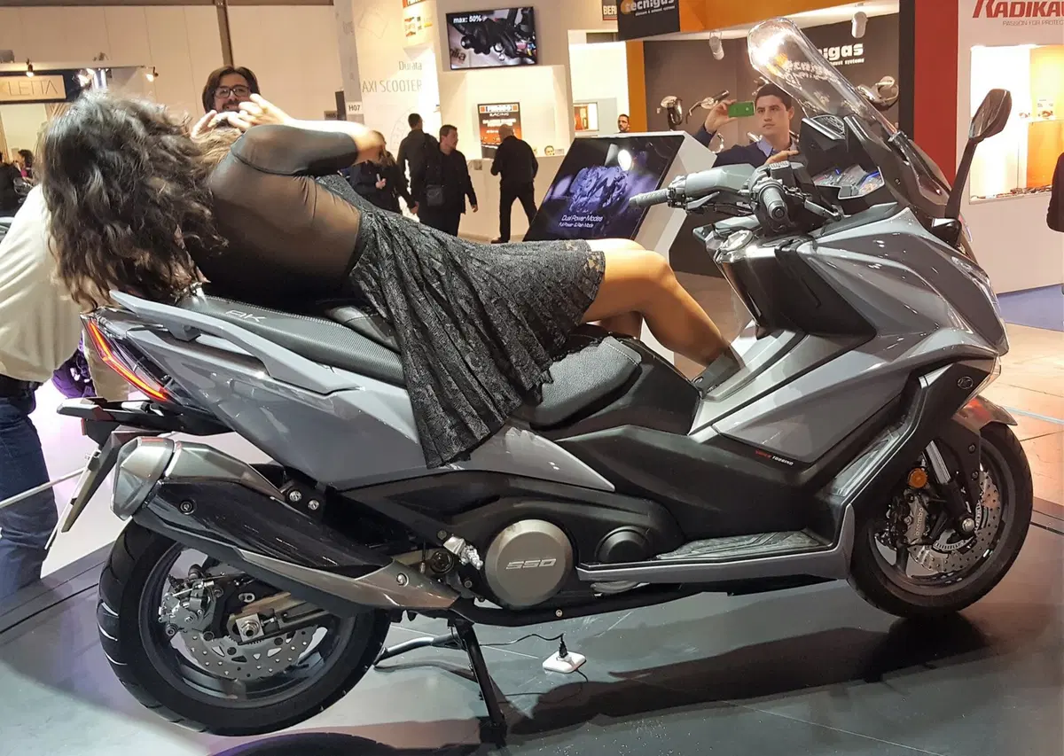 Novità Kymco 2017: AK 500, People S e Like con strumentazione Noodoe (9)