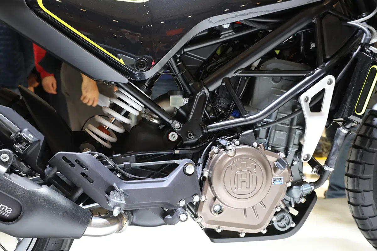 Husqvarna Vitpilen 401 e Svartpilen 401 a EICMA 2016 (3)