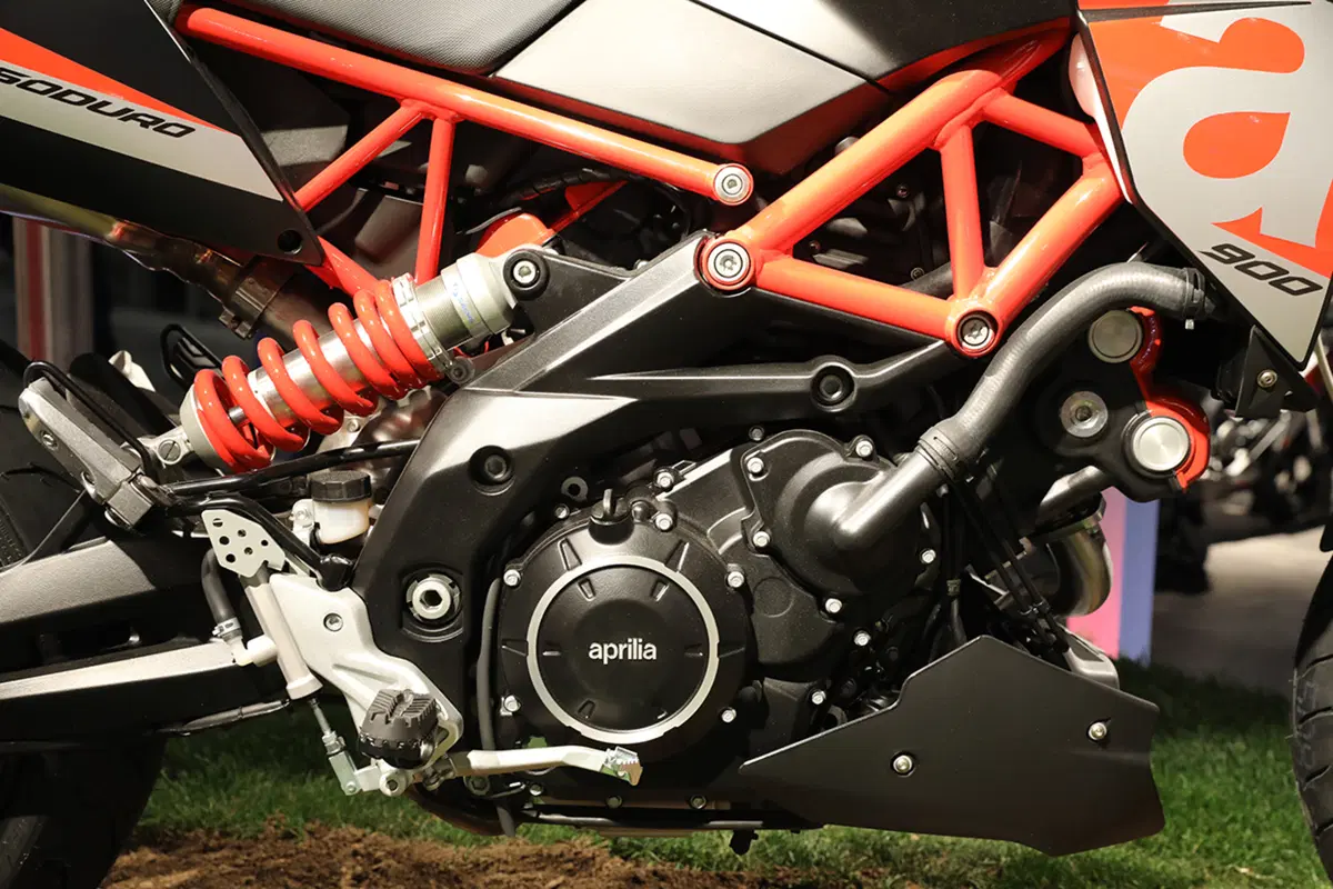 Aprilia Dorsoduro 900 ad EICMA 2016: foto e dati (6)