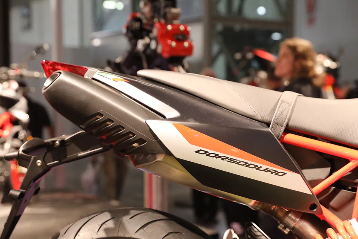 Aprilia Dorsoduro 900 ad EICMA 2016: foto e dati (5)