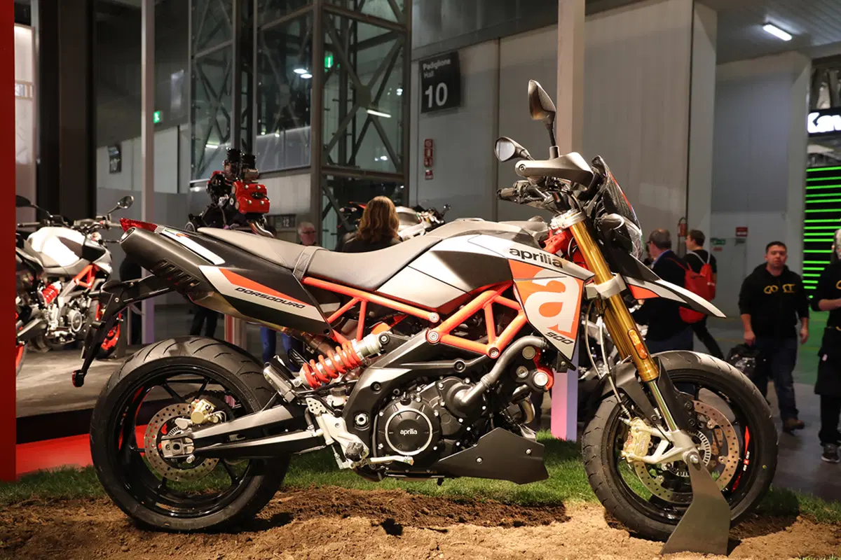 Aprilia Dorsoduro 900 ad EICMA 2016: foto e dati (2)