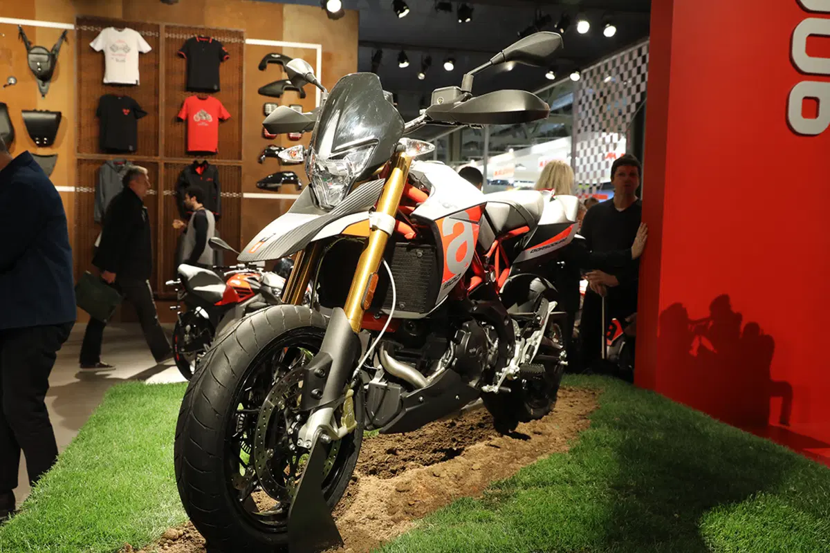 Aprilia Dorsoduro 900 ad EICMA 2016: foto e dati