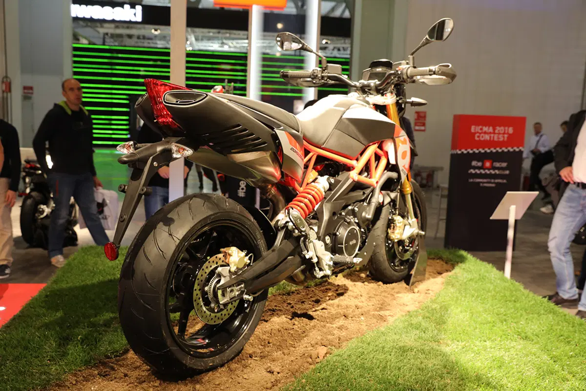 Aprilia Dorsoduro 900 ad EICMA 2016: foto e dati (3)
