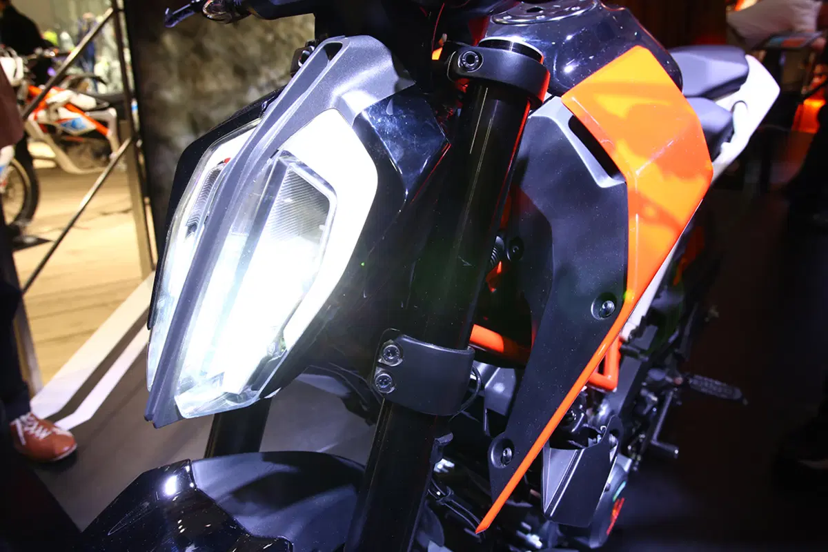KTM Duke 390 2017 ad EICMA 2016: foto e dati
