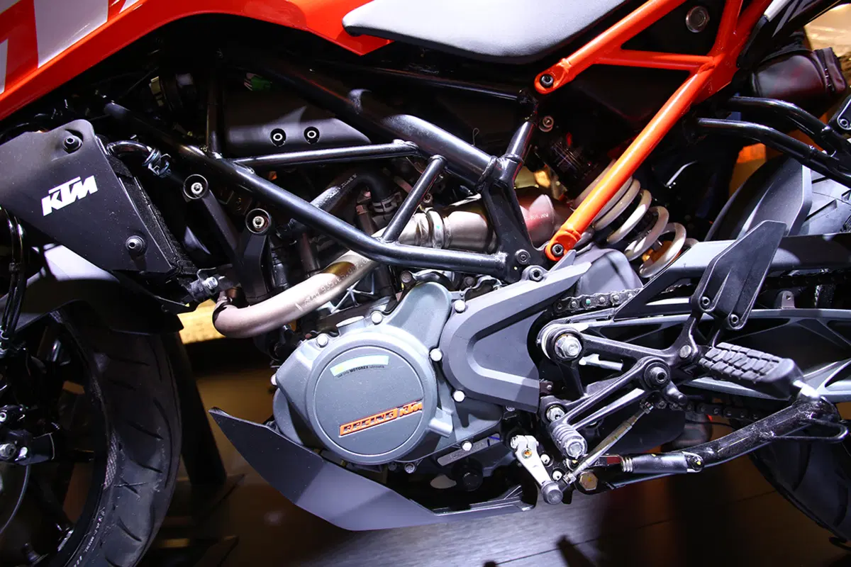 KTM Duke 125 e 250 2017: foto e dati (3)