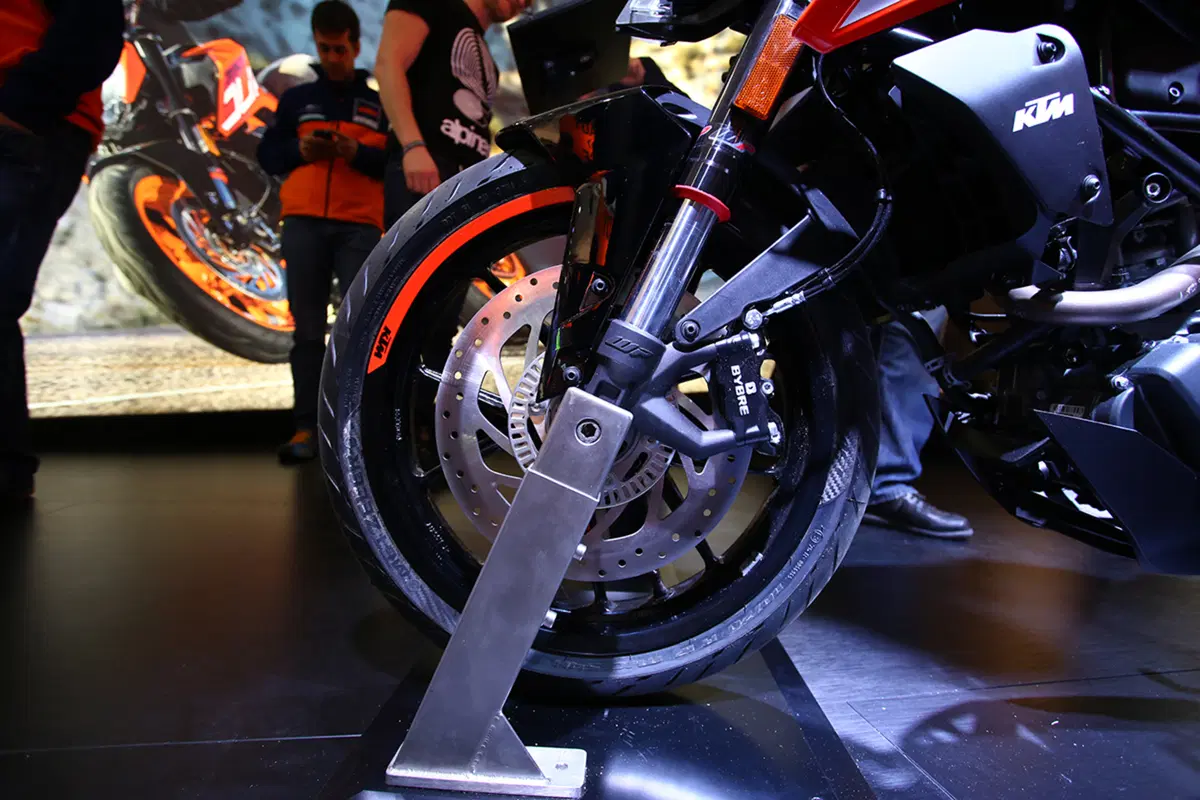 KTM Duke 125 e 250 2017: foto e dati (4)