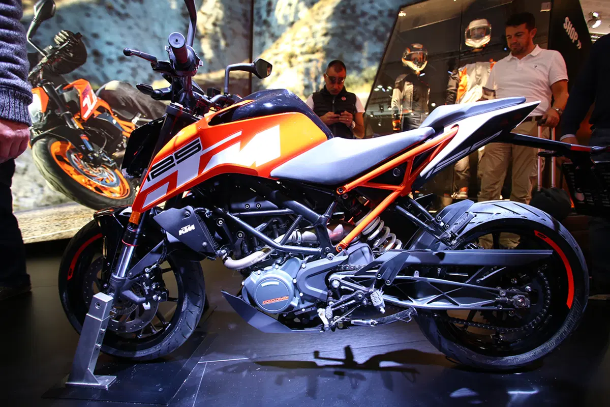 KTM Duke 125 e 250 2017: foto e dati (5)