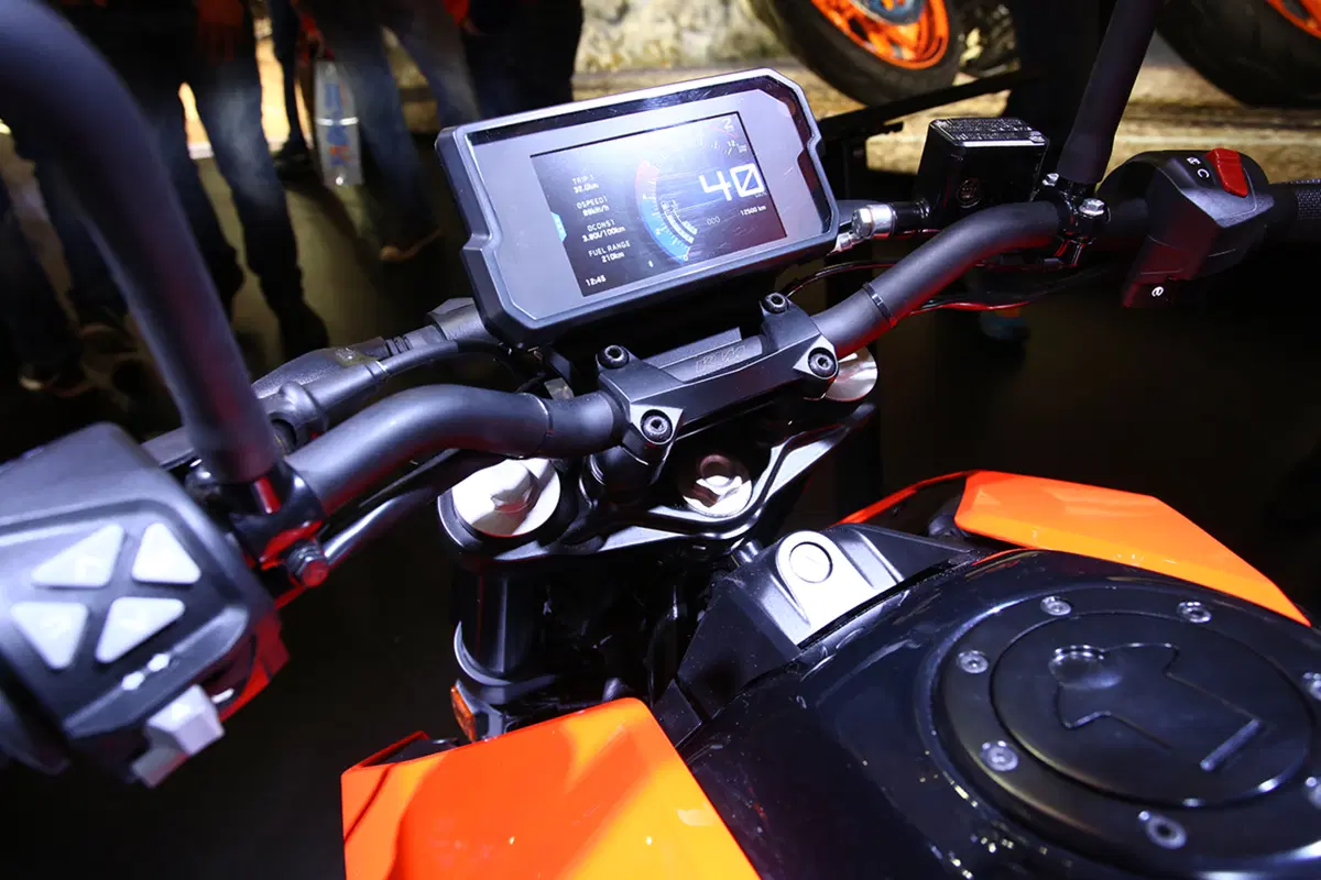 KTM Duke 125 e 250 2017: foto e dati (6)